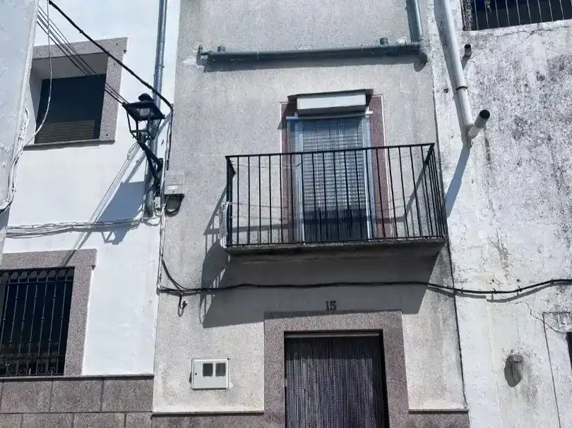 Vista exterior de Casa adosada en venda en Alcuéscar amb Balcó