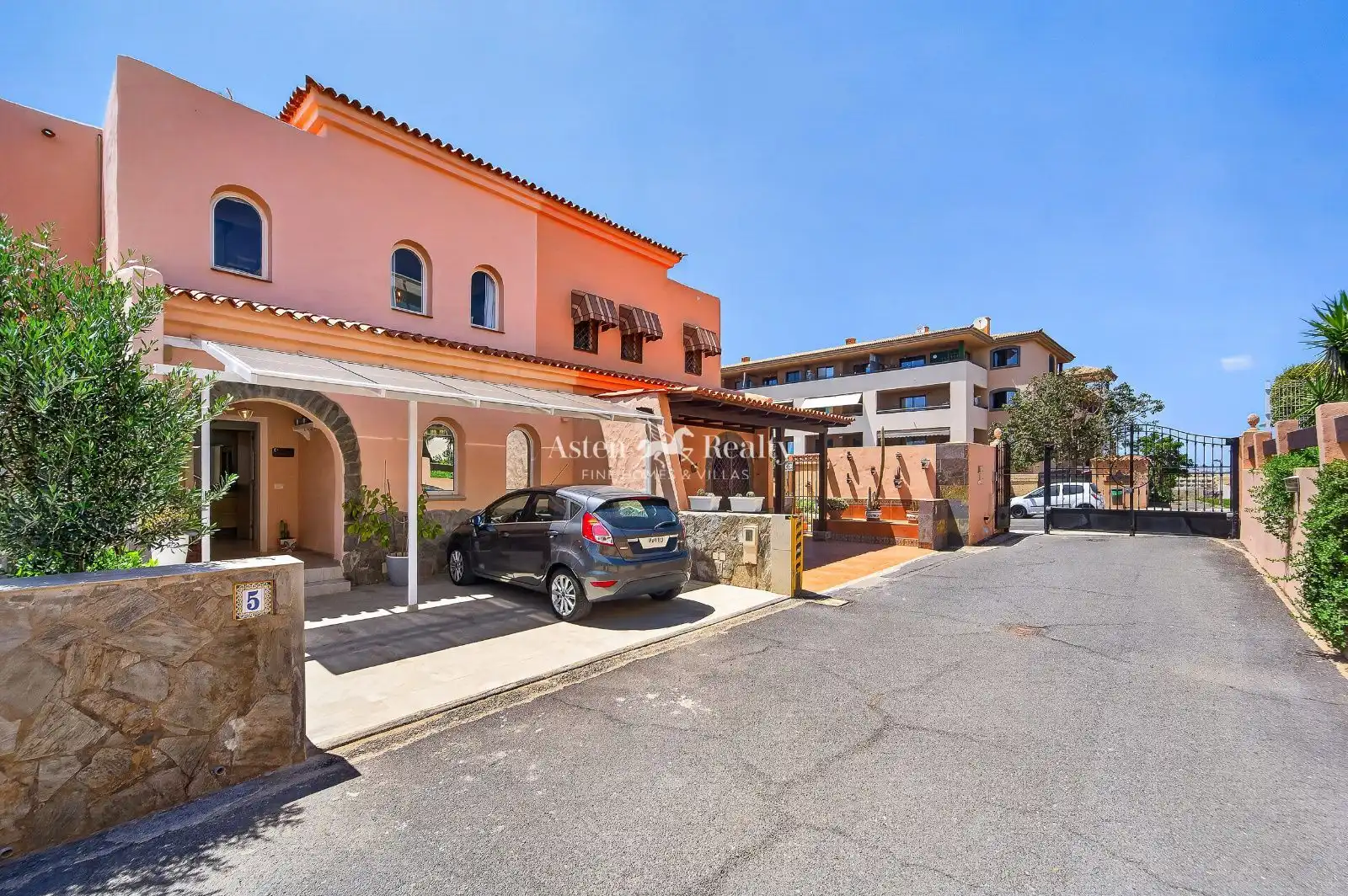 Vista exterior de Casa adosada en venda en Adeje amb Aire condicionat, Calefacció i Jardí privat
