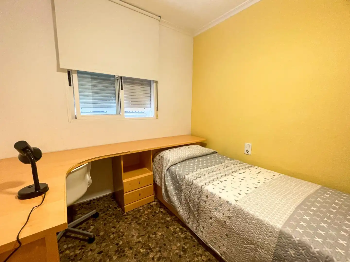 Habitación de Piso para compartir en Moncada con Amueblado y Balcón