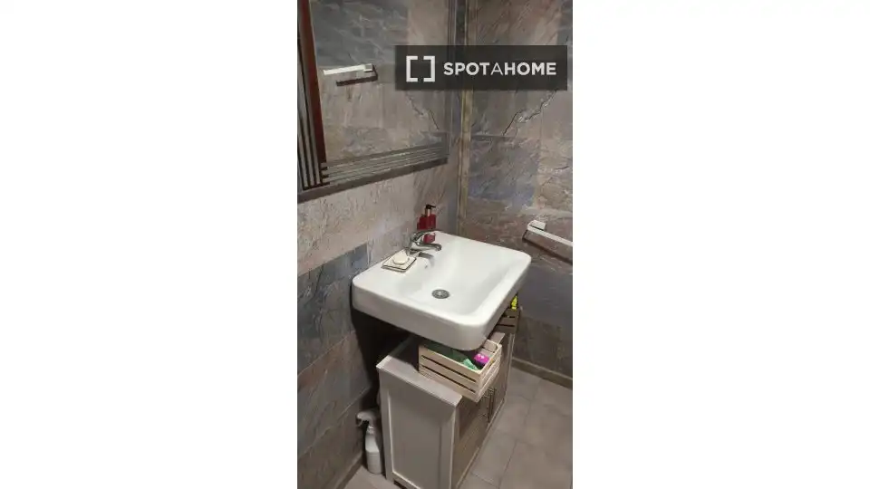 Baño de Piso para compartir en Santander con Aire acondicionado, Calefacción y Amueblado