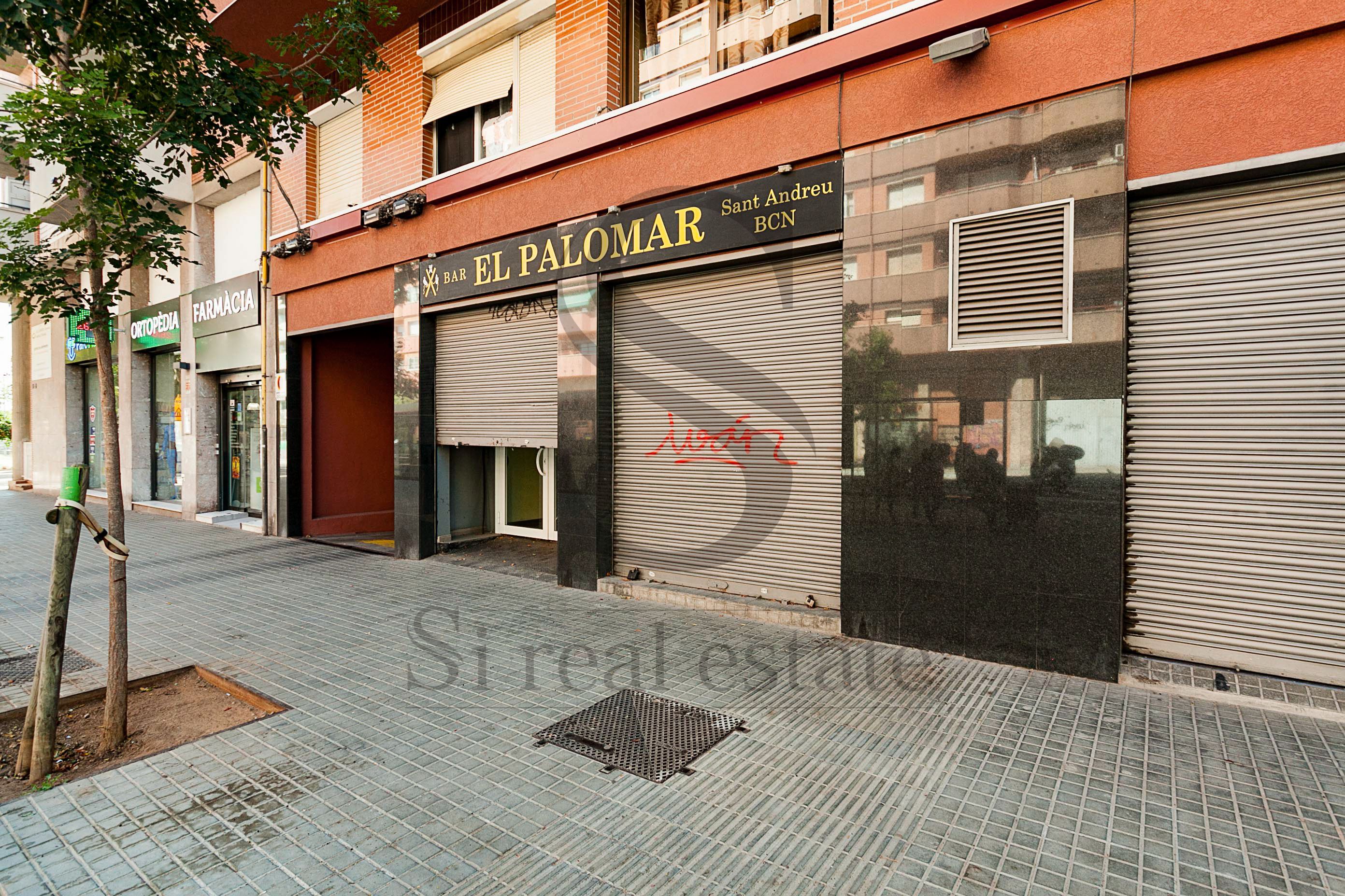 Vista exterior de Local en venda en  Barcelona Capital amb Aire condicionat