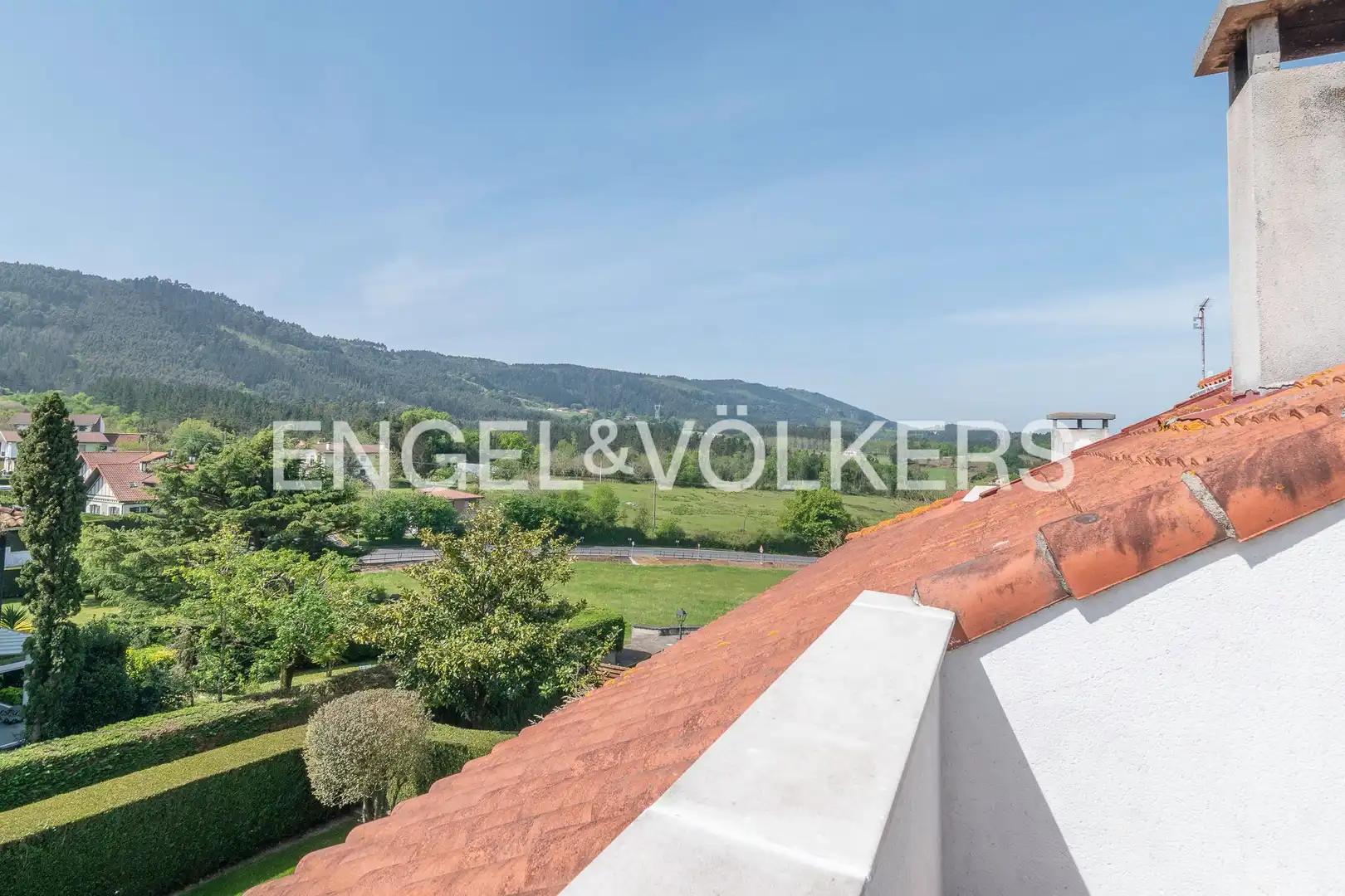 Terrasse von Einfamilien-Reihenhaus zum Verkauf in Gamiz-Fika mit Heizung, Privatgarten und Terrasse