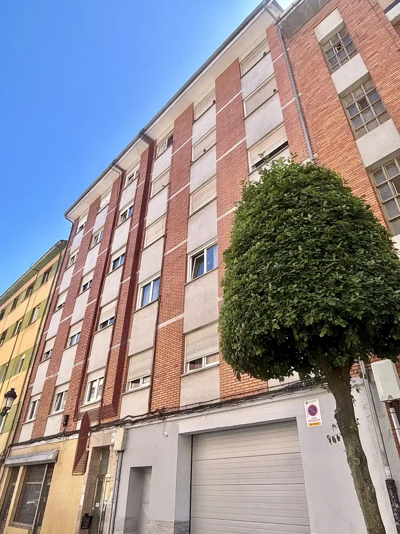 Vista exterior de Piso en venta en Oviedo  con Calefacción y Parquet
