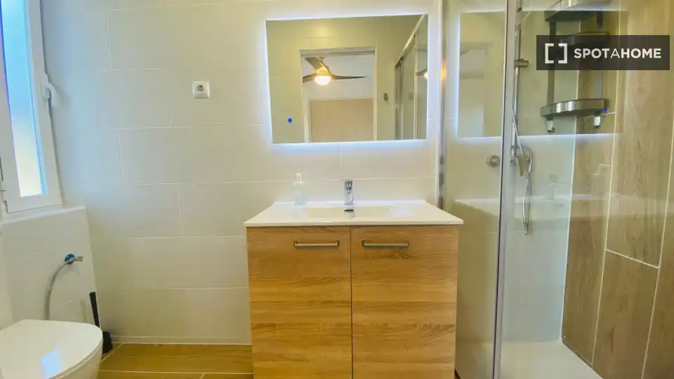 Baño de Piso de alquiler en Madrid con Aire acondicionado, Calefacción y Amueblado