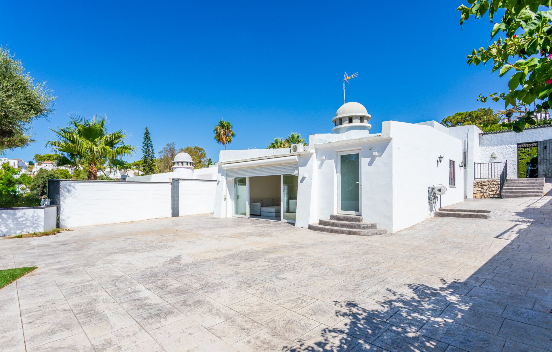 Vista exterior de Casa o xalet en venda en Mijas amb Aire condicionat, Jardí privat i Terrassa