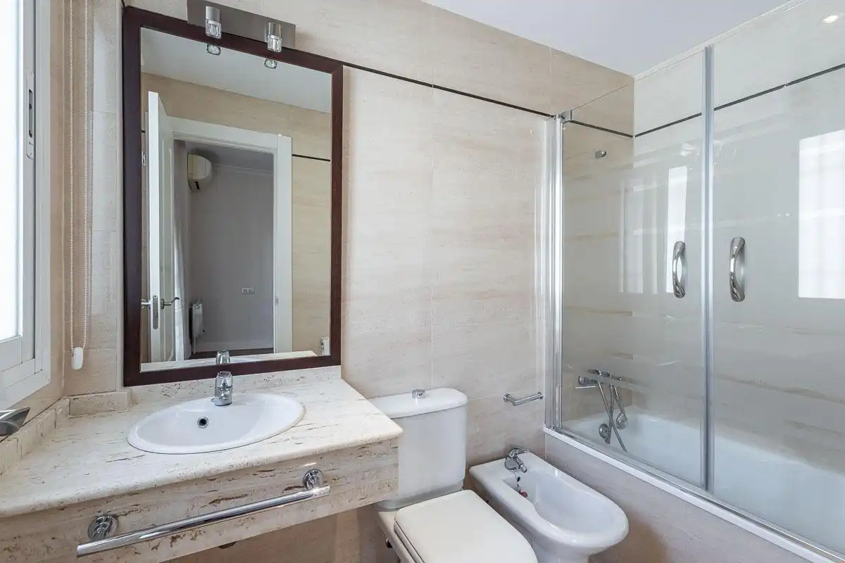 Badezimmer von Einfamilien-Reihenhaus zur Miete in Armilla mit Klimaanlage, Heizung und Abstellraum