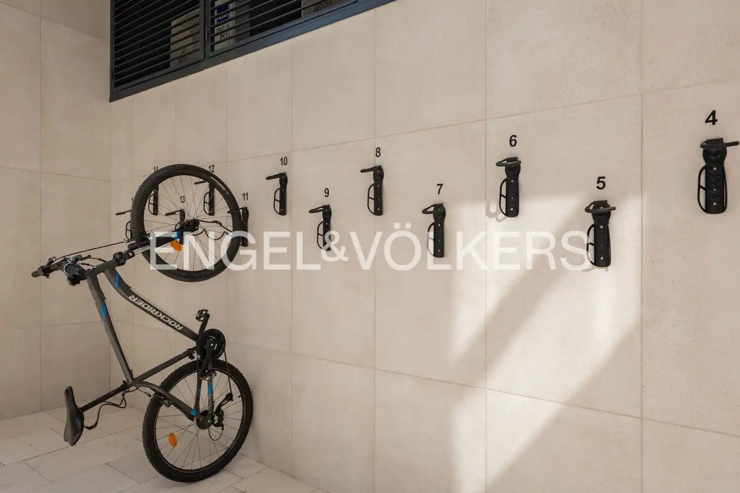 Parking of Flat for rent in Valencia  with Air Conditioner, Heating and Parquet flooring
