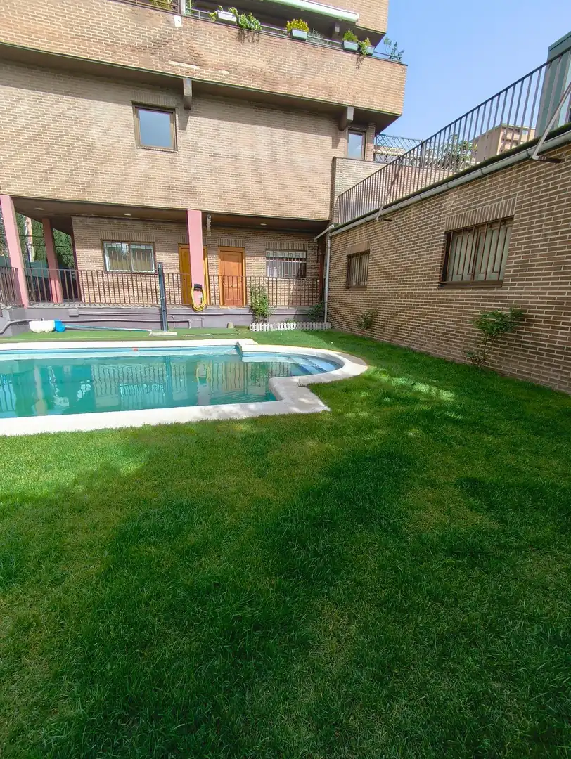 Piscina de Estudi en venda en Madrid amb Calefacció, Jardí privat i Parquet
