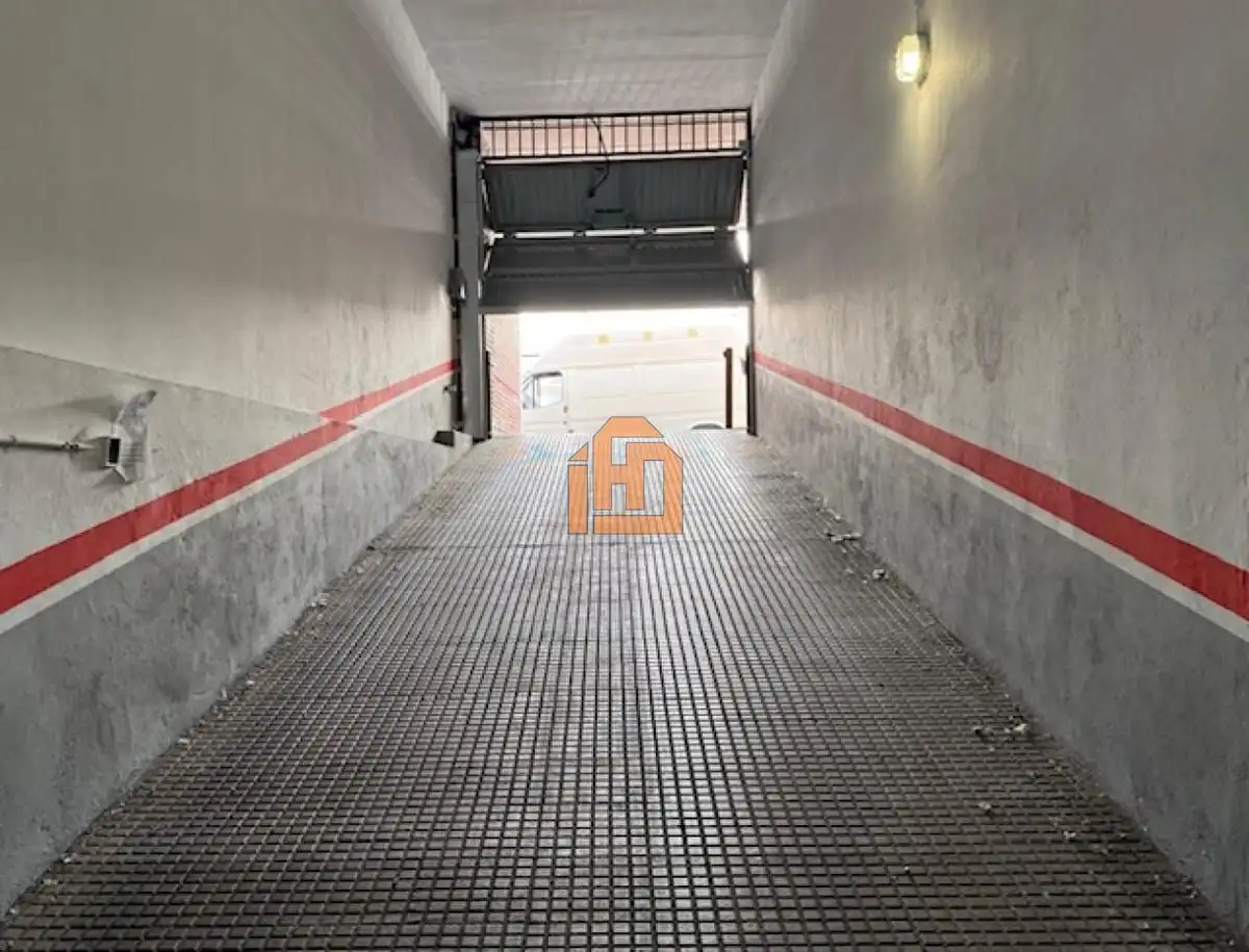 Parking de Apartamento en venta en León Capital  con Calefacción y Parquet