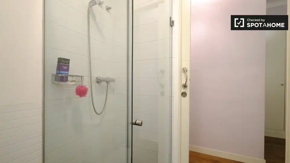 Bathroom of Flat for share in Barrio de Salamanca
