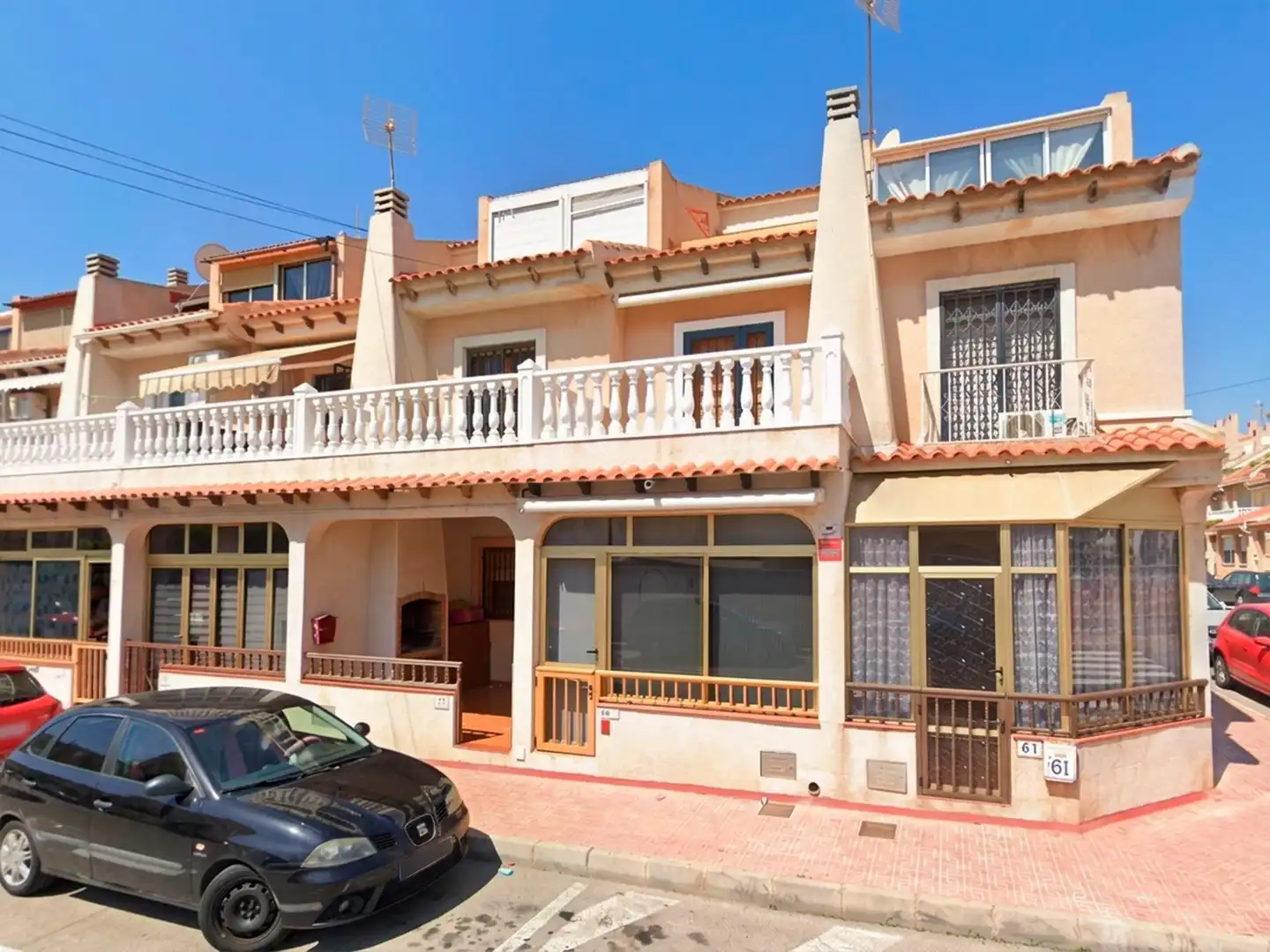Vista exterior de Casa adosada en venda en Torrevieja amb Jardí privat, Terrassa i Piscina comunitària