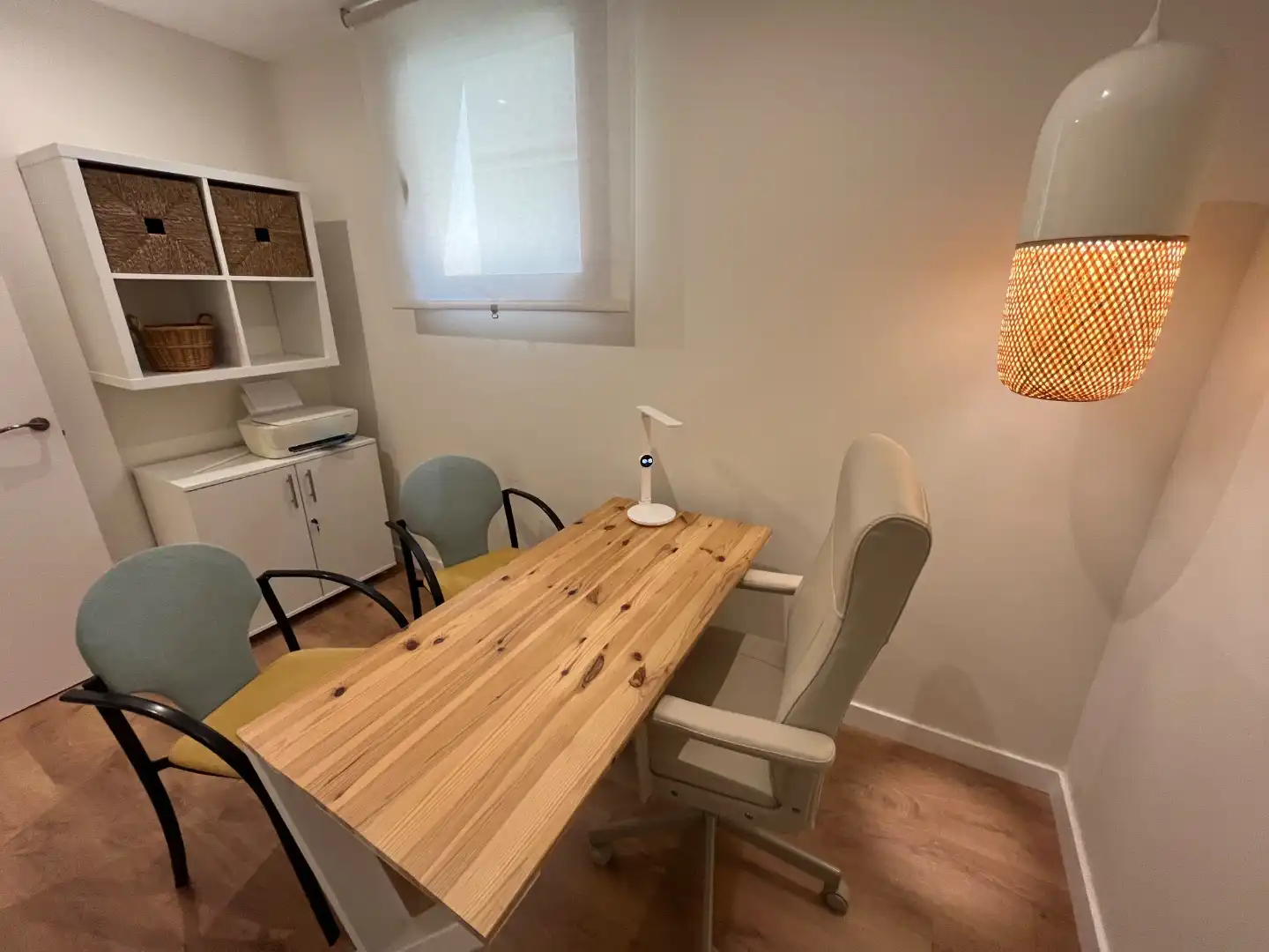 Comedor de Oficina de alquiler en Vilanova i la Geltrú con Aire acondicionado, Calefacción y Amueblado