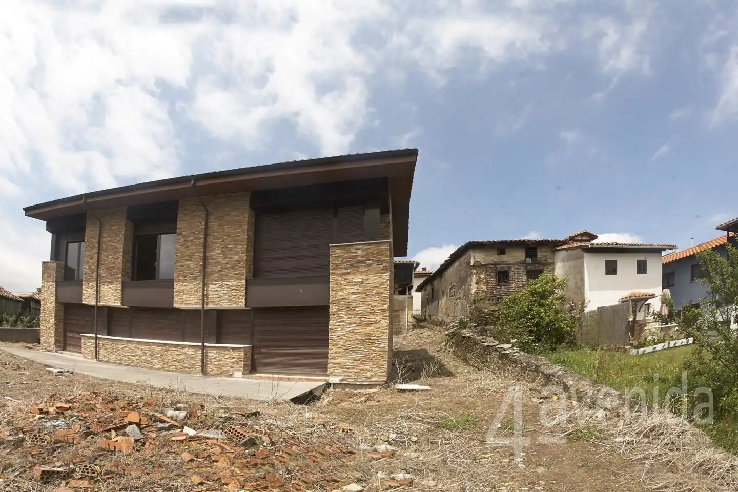 Vista exterior de Casa o xalet en venda en Pravia amb Jardí privat i Terrassa