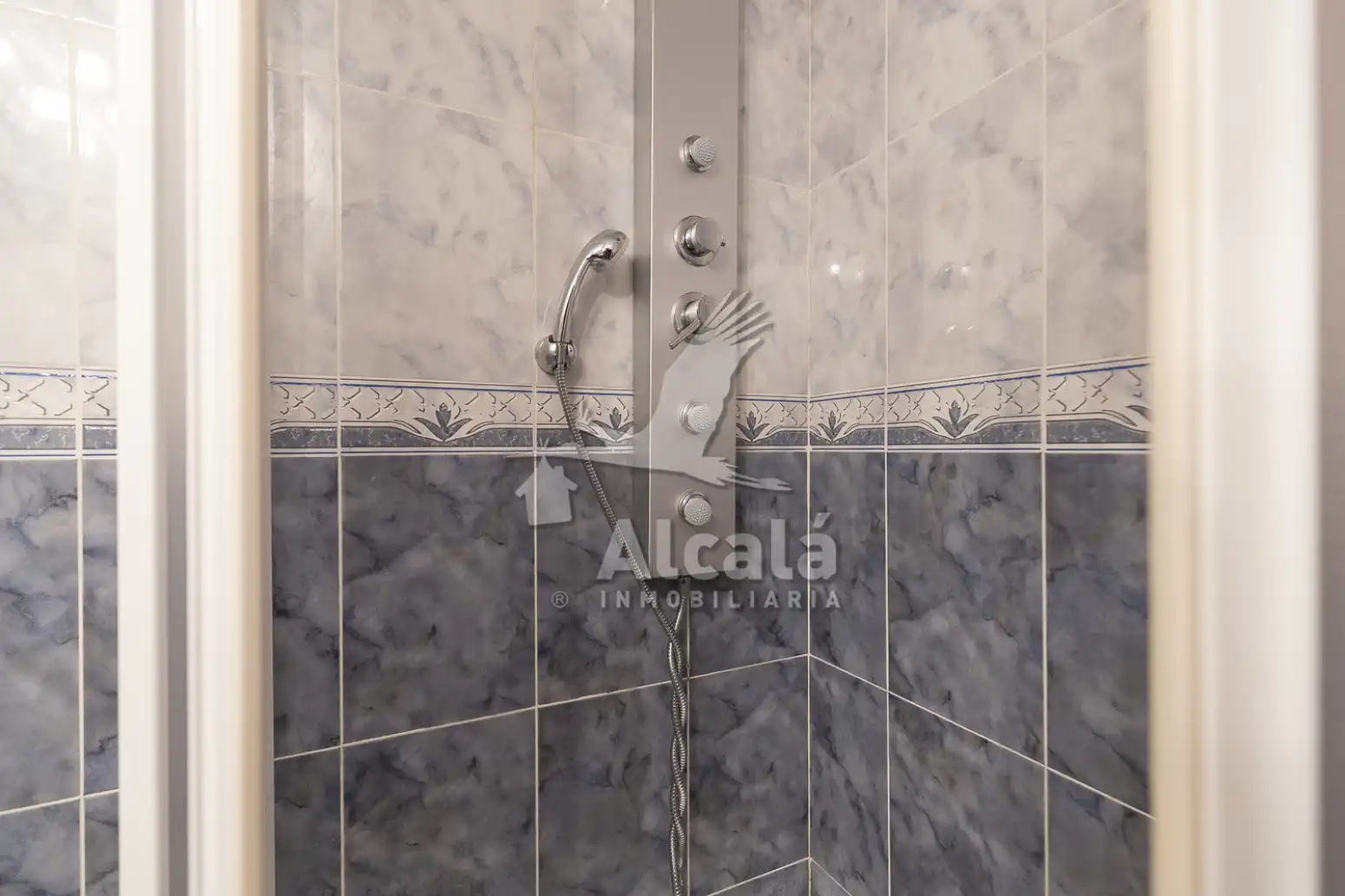 Bathroom of Flat for sale in Alcalá de Henares  with Air Conditioner, Heating and Parquet flooring