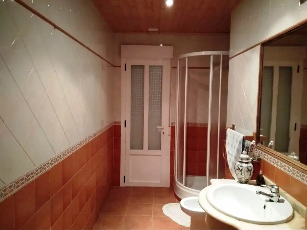 Badezimmer von Country house zum Verkauf in Oencia mit Terrasse, Abstellraum und Möbliert