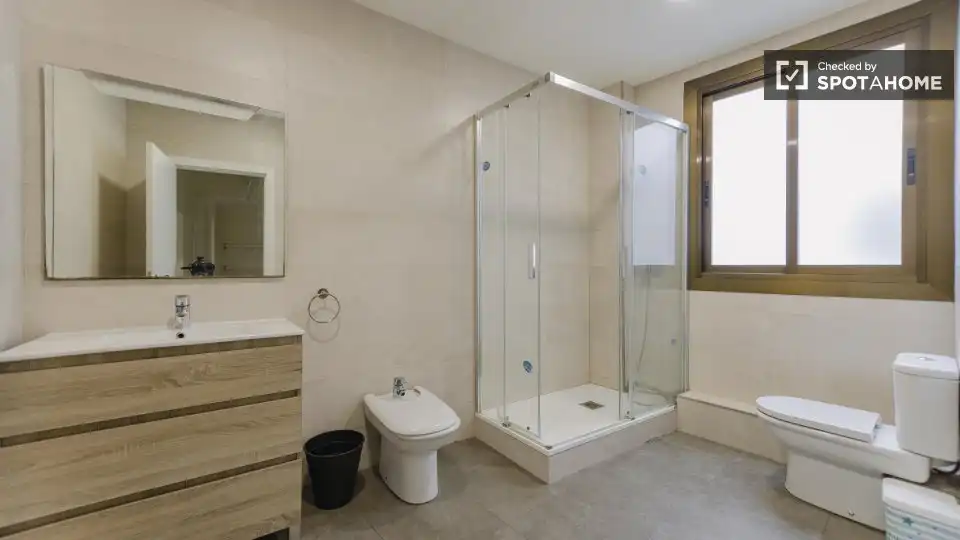 Baño de Piso de alquiler en Valencia con Aire acondicionado, Calefacción y Amueblado