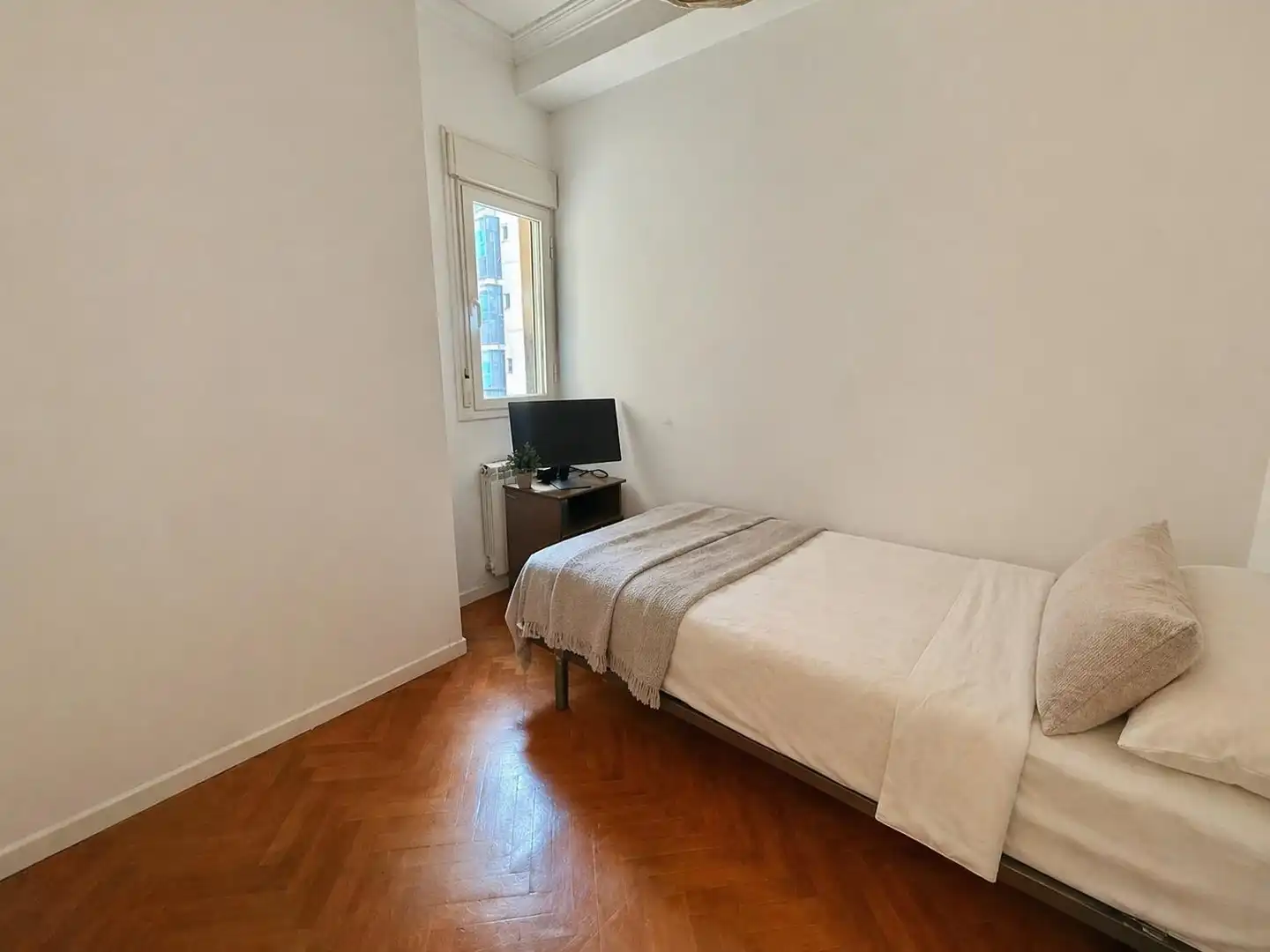 Schlafzimmer von Wohnung zur Miete in Madrid mit Heizung, Möbliert und Balkon