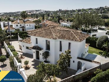 Detached house with pool for sale in Nueva Andalucía