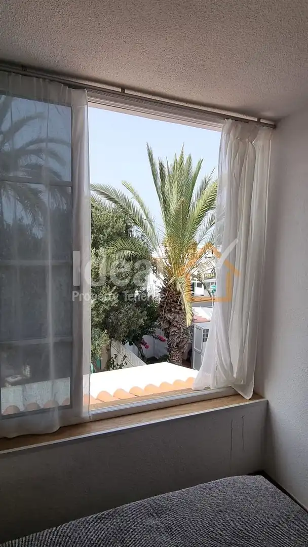 Vista exterior de Casa adosada en venda en Adeje amb Jardí privat, Terrassa i Piscina comunitària