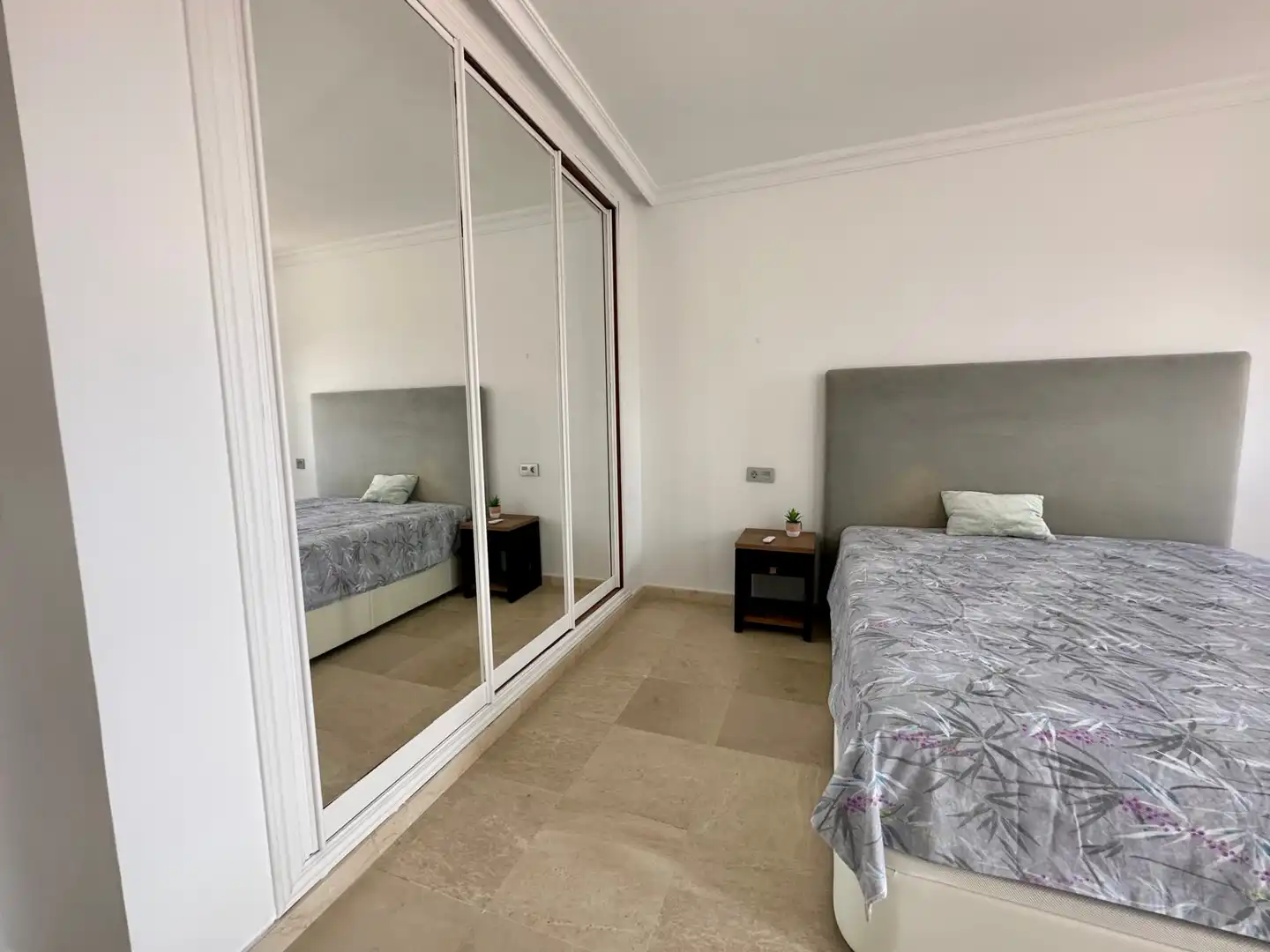 Schlafzimmer von Einfamilien-Reihenhaus zum Verkauf in Marbella mit Klimaanlage, Privatgarten und Terrasse