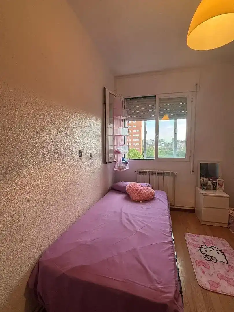 Schlafzimmer von Wohnungen zur Miete in Madrid mit Waschmaschine und Mikrowelle