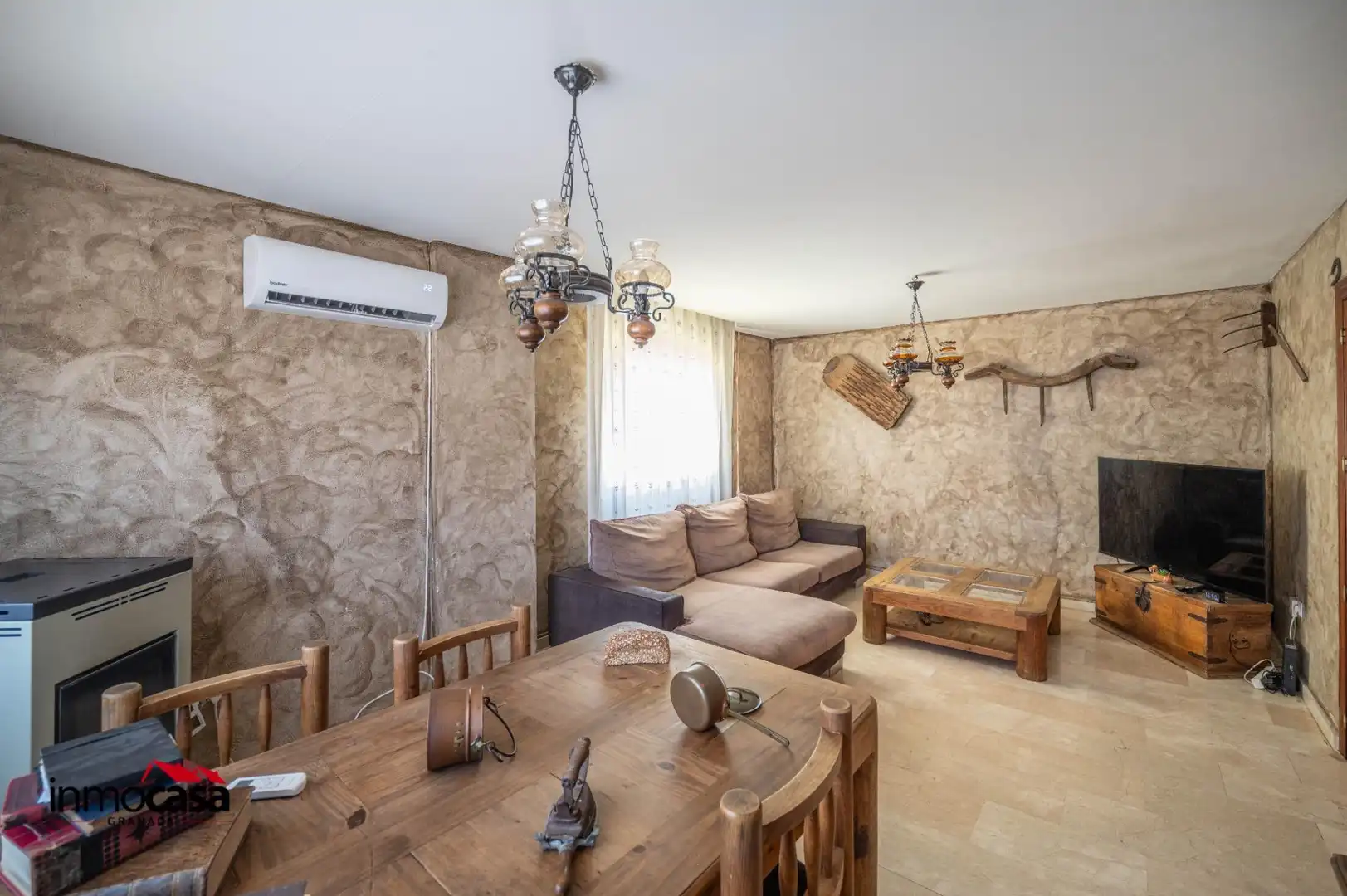 Sala de estar de Casa adosada en venta en Jun con Aire acondicionado, Jardín privado y Piscina