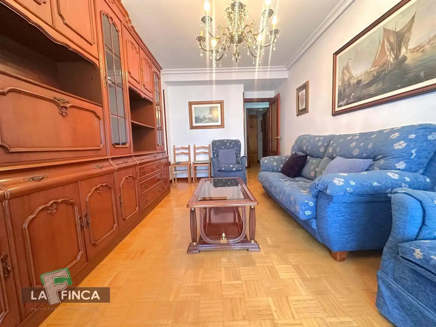 Sala de estar de Piso en venta en Oviedo  con Calefacción, Parquet y Amueblado