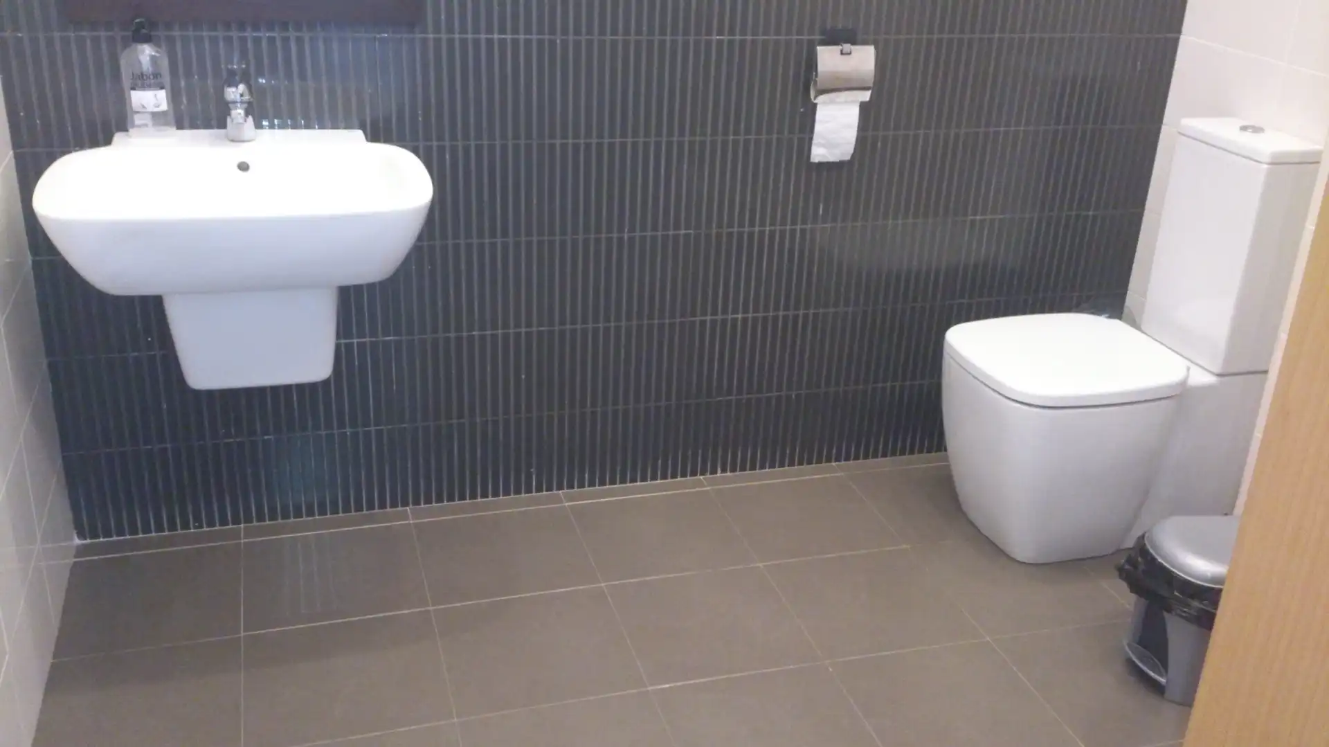 Badezimmer von Büro zur Miete in Málaga mit Klimaanlage, Heizung und Internet