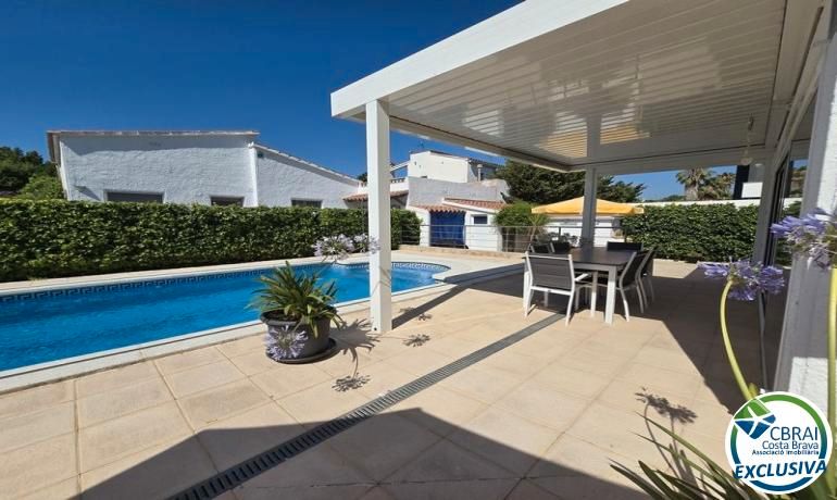 Piscina de Casa o xalet en venda en Empuriabrava amb Aire condicionat, Calefacció i Jardí privat