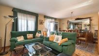 Living room of Single-family semi-detached for sale in  Madrid Capital  with Heating, Private garden and Parquet flooring