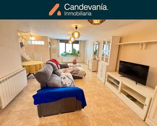 Exterior view of Single-family semi-detached for sale in San Mateo de Gállego  with Air Conditioner, Heating and Private garden
