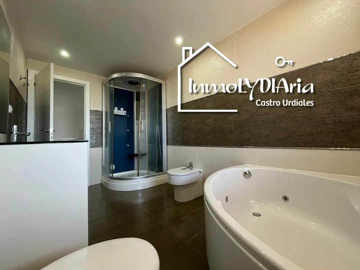 Bathroom of Houses for sale in Castro-Urdiales  with Heating, Private garden and Terrace