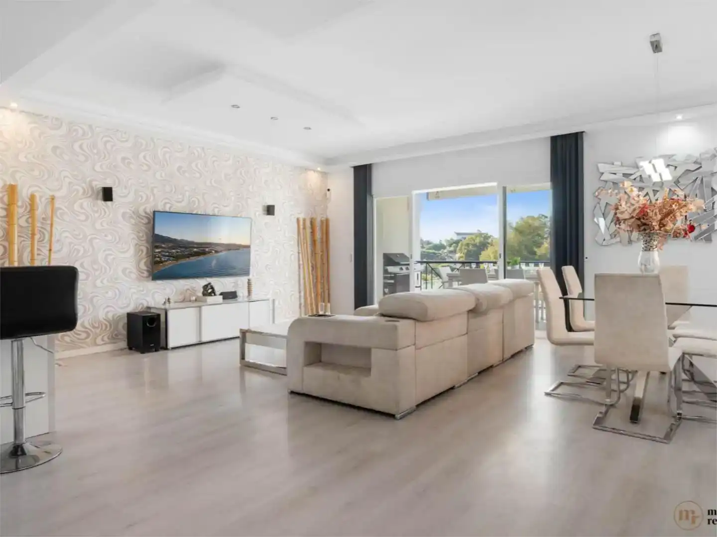 Sala d'estar de Casa adosada en venda en Marbella amb Aire condicionat, Piscina i Balcó
