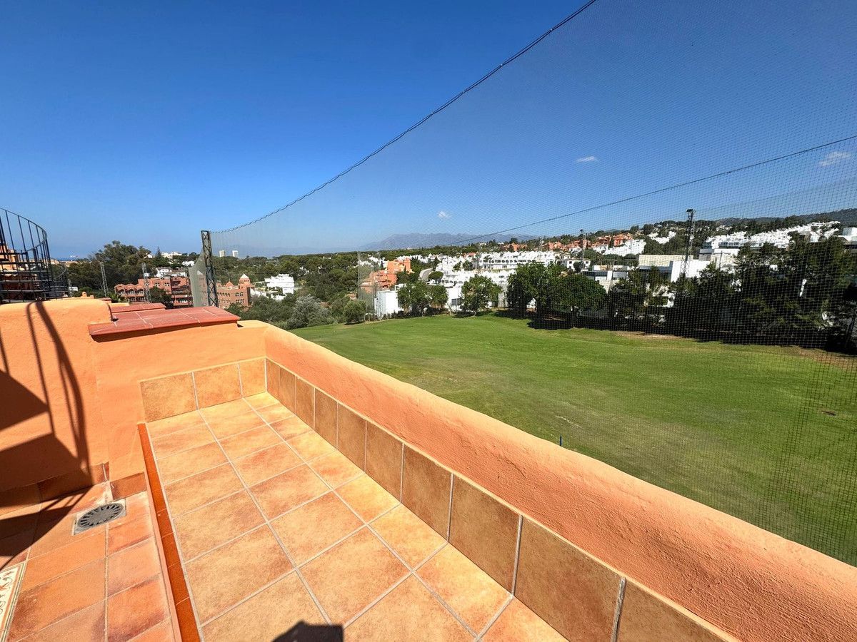 Vista exterior de Casa adosada en venda en Marbella amb Terrassa i Piscina comunitària