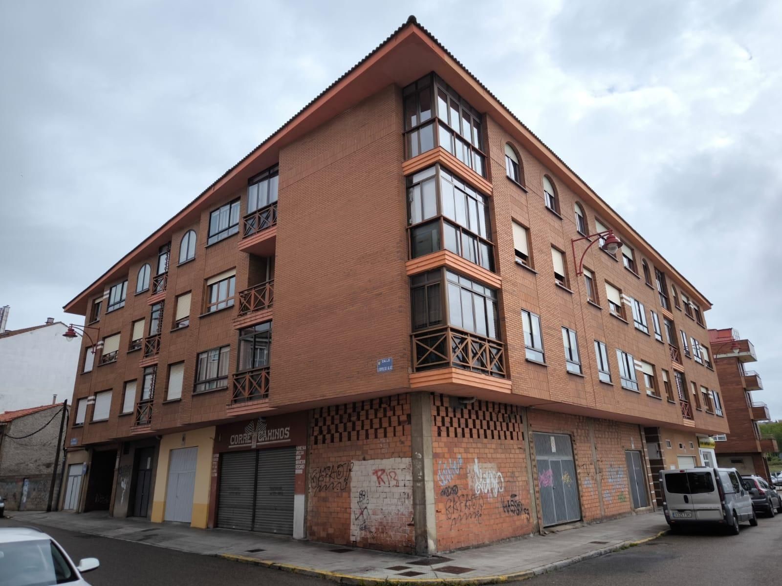 Vista exterior de Pis en venda en León Capital  amb Calefacció, Terrassa i Traster