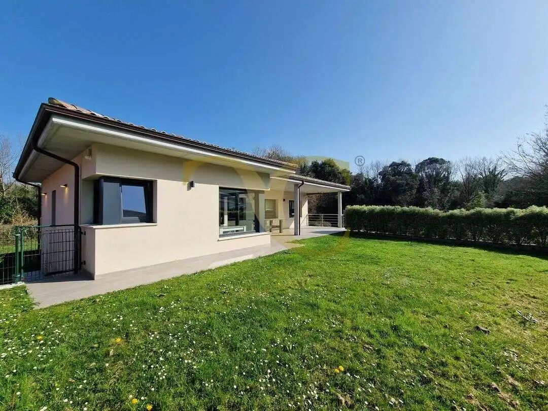 Vista exterior de Casa o xalet en venda en Llanes amb Calefacció, Jardí privat i Terrassa