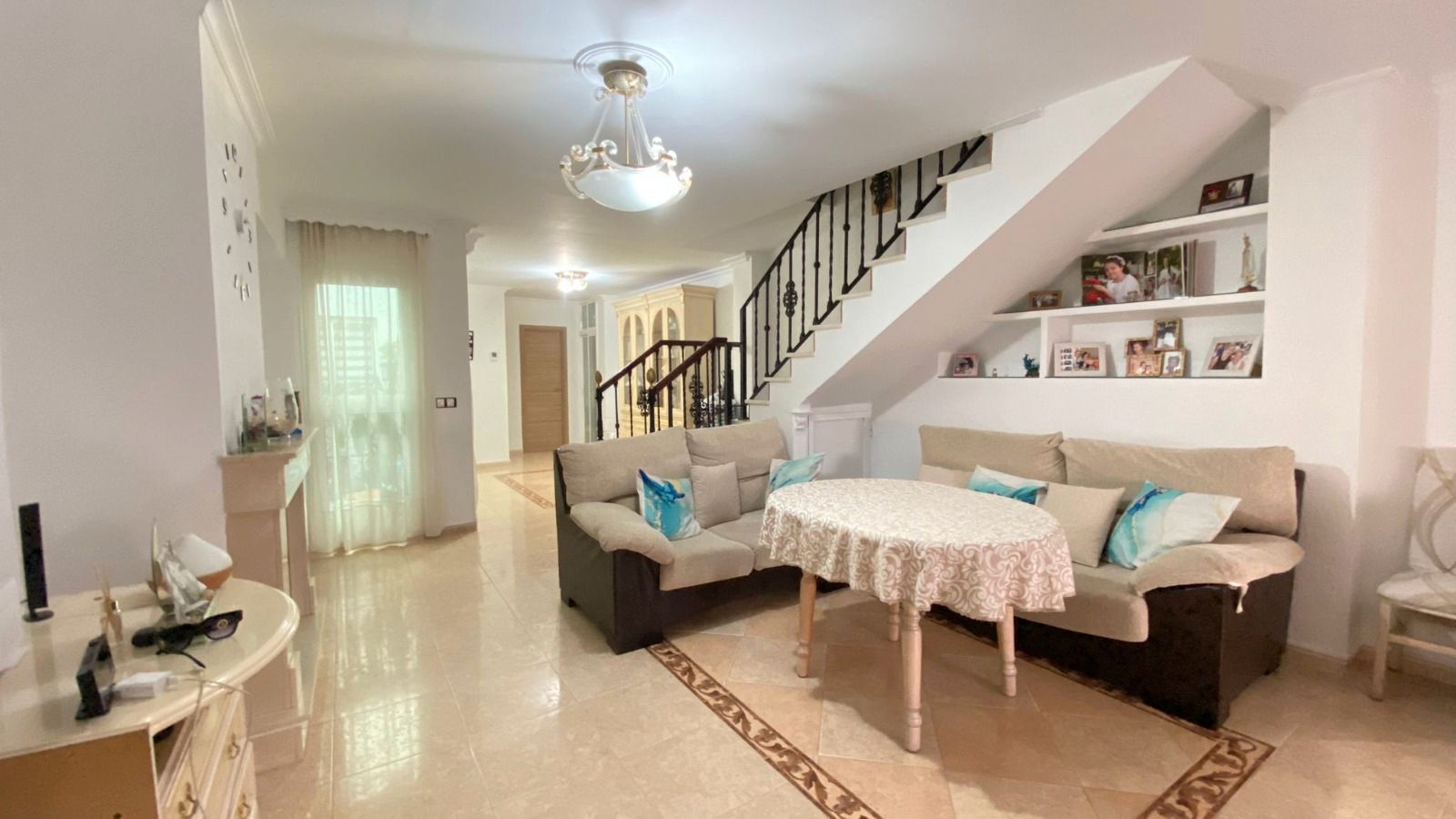 Sala de estar de Casa adosada en venta en  Sevilla Capital con Aire acondicionado, Trastero y Balcón