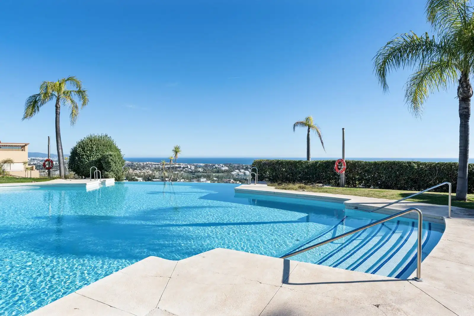 Swimming pool of Apartments for sale in Benahavís  with Air Conditioner, Terrace and Storage room