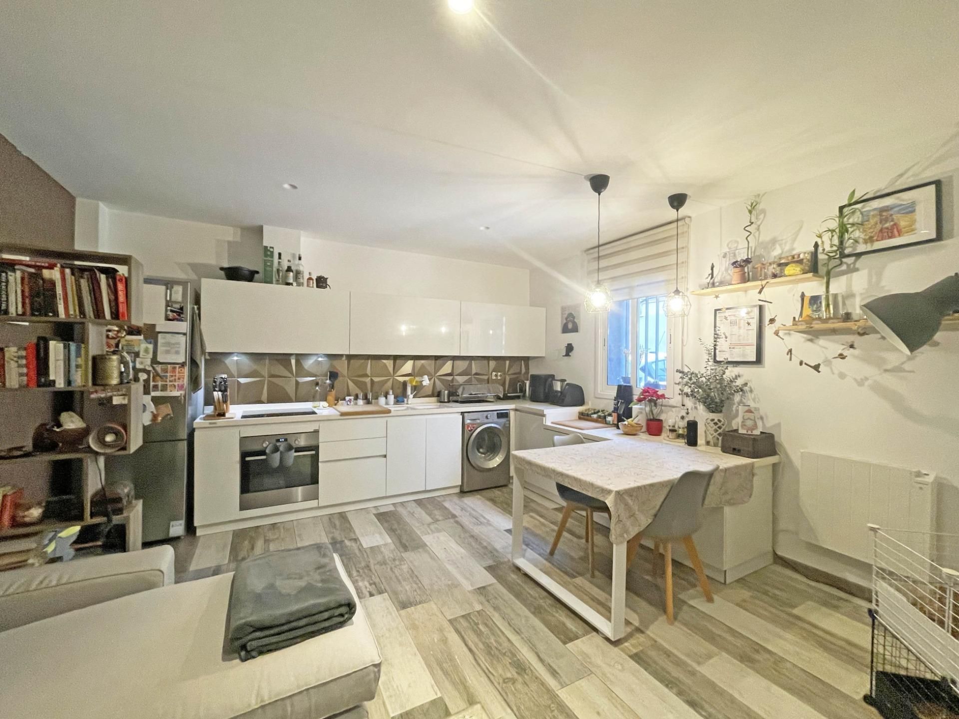Cuina de Casa adosada en venda en Terrassa amb Calefacció, Parquet i Terrassa
