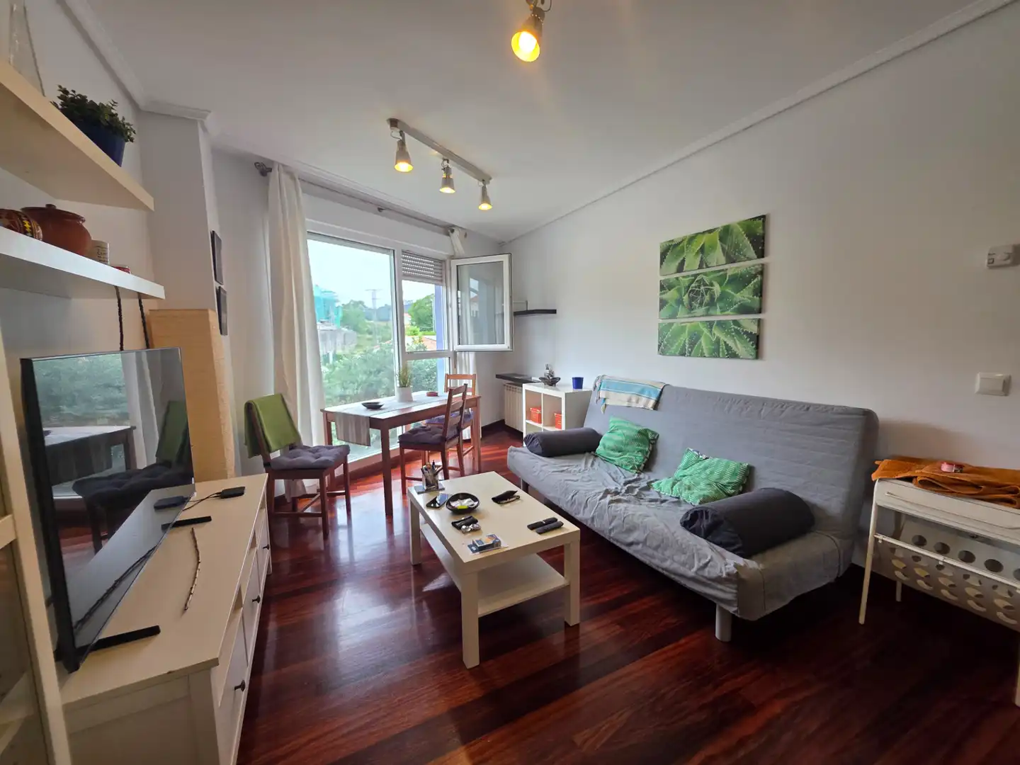 Sala de estar de Apartamento en venta en Miengo con Calefacción, Trastero y Amueblado