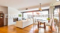 Sala d'estar de Casa adosada en venda en  Madrid Capital amb Piscina