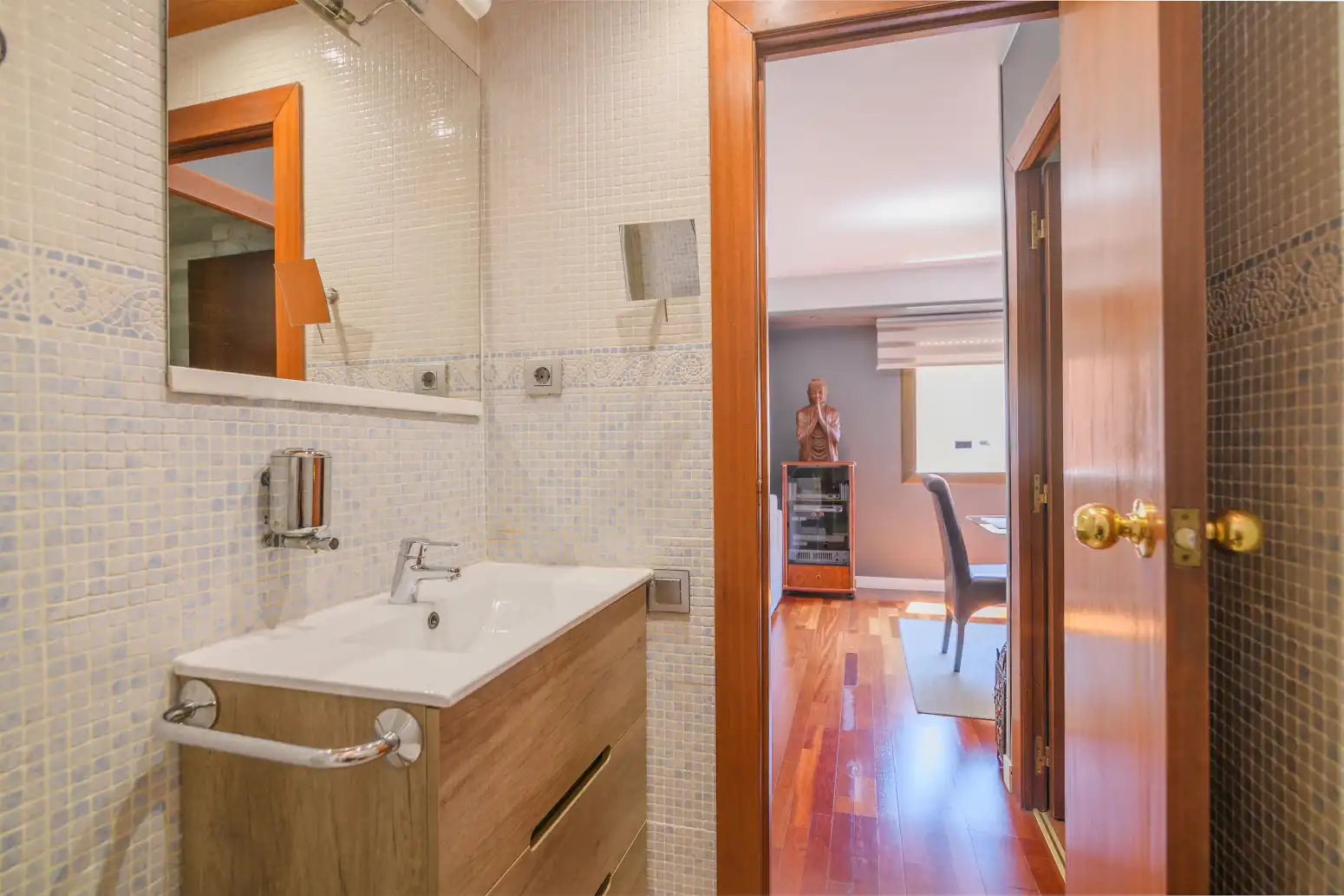 Badezimmer von Wohnung zum Verkauf in Barcelona mit Heizung, Parkett und Balkon