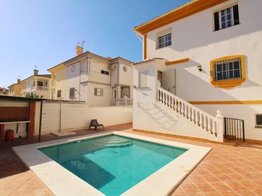 Casa aparellada amb balcó en venda a Capellanía - Retamar
