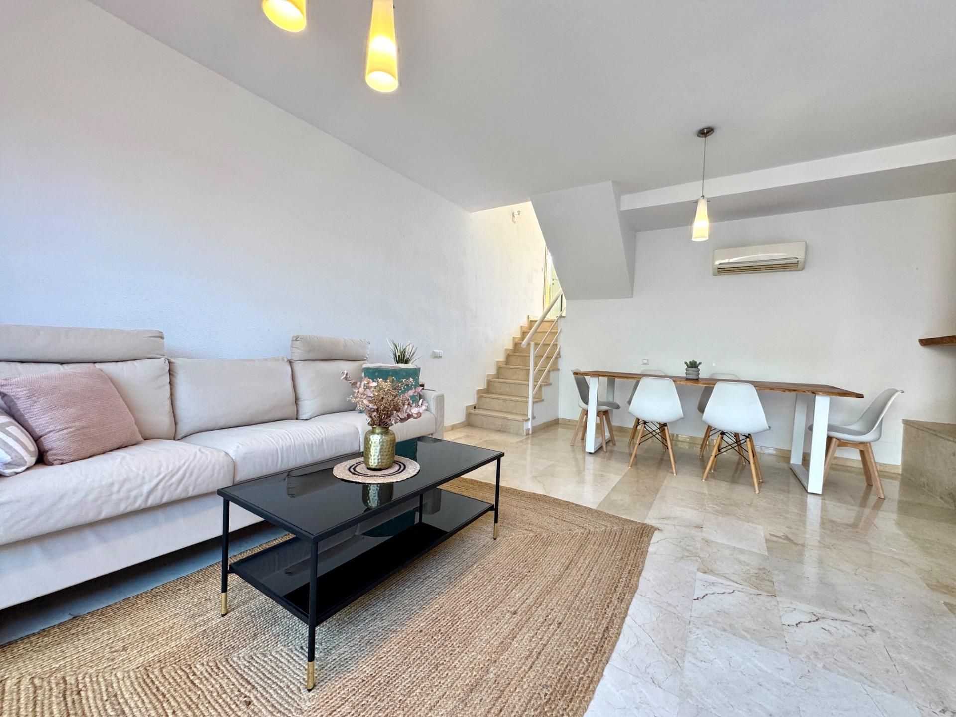 Sala d'estar de Casa adosada de lloguer en Alicante / Alacant amb Aire condicionat, Calefacció i Jardí privat