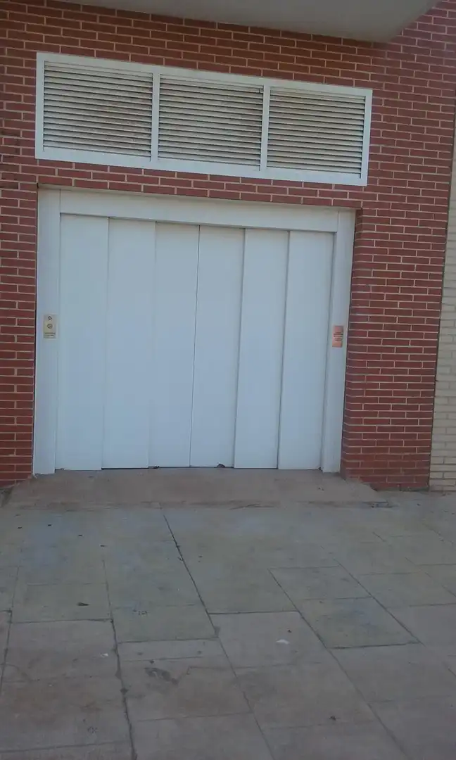 Außenansicht von Garage zum Verkauf in Museros