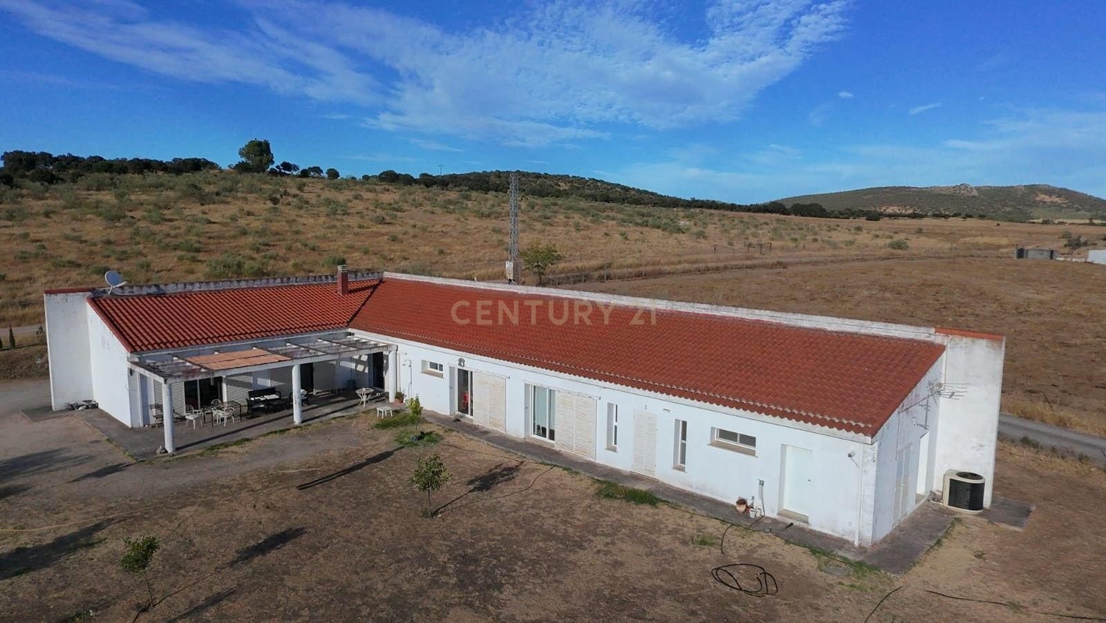 Exterior view of House or chalet for sale in Cáceres Capital  with Storage room, Swimming Pool and Washing machine
