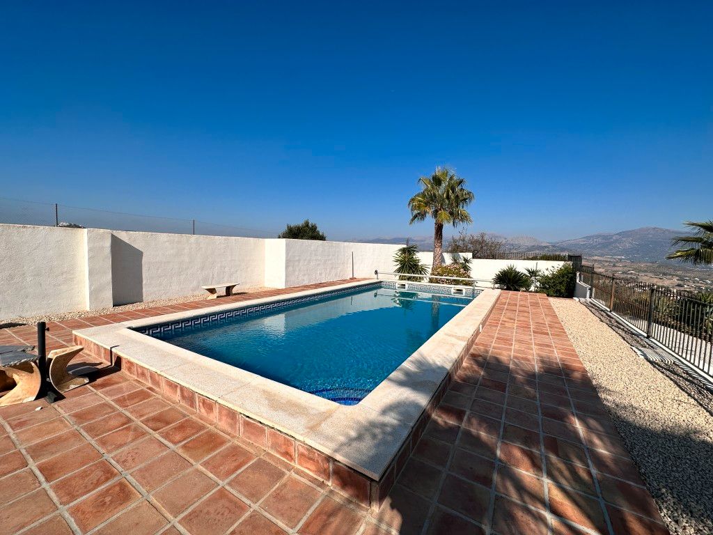 Piscina de Casa o xalet en venda en Benamargosa amb Piscina i Moblat