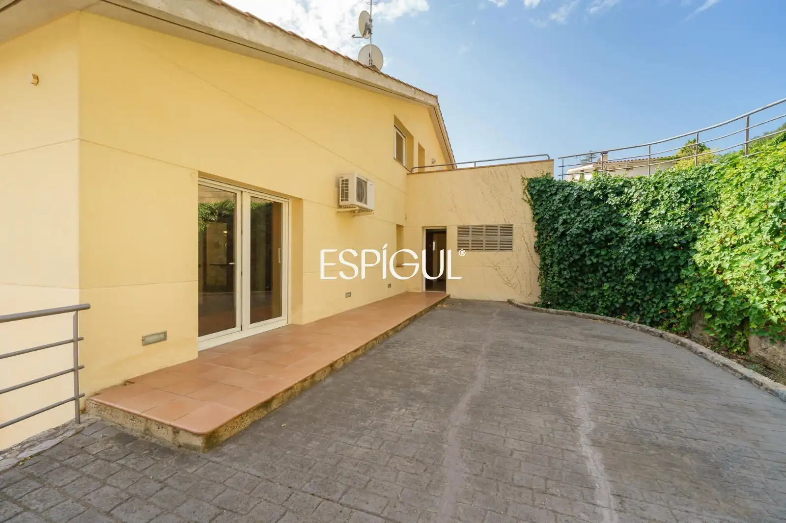 Vista exterior de Casa o xalet en venda en Vallromanes amb Aire condicionat, Calefacció i Jardí privat