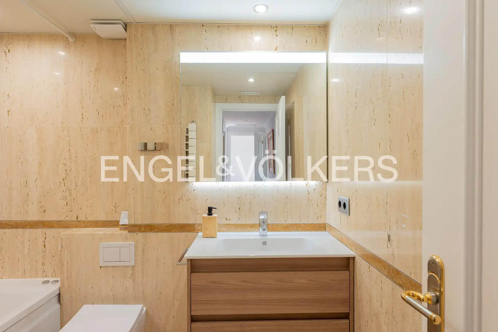 Baño de Ático en venta en Madrid con Aire acondicionado, Calefacción y Jardín privado