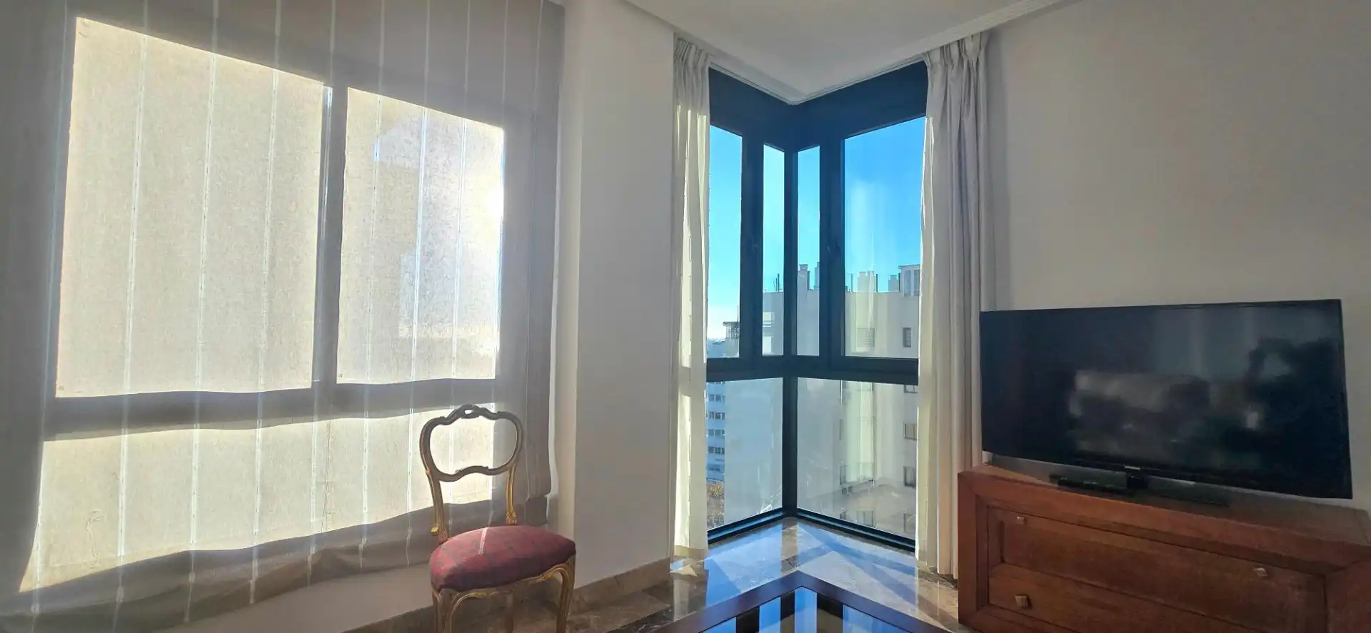 Sala d'estar de Pis de lloguer en Marbella amb Aire condicionat, Moblat i Jacuzzi